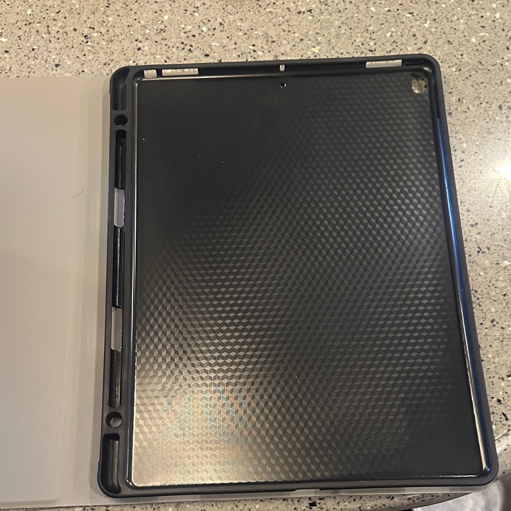 Sleek Carbon Fiber Tablet Case - Black